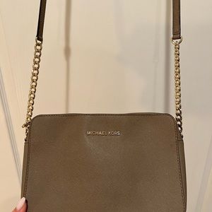 Michael Kors- Jet Set Saffiano Camera Bag (Taupe)